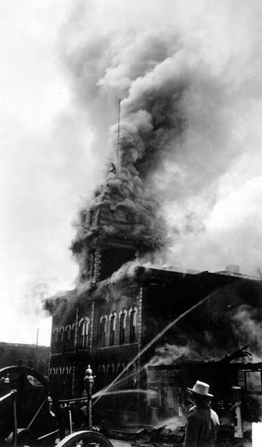 Courthouse Fire.jpg (19612 bytes)