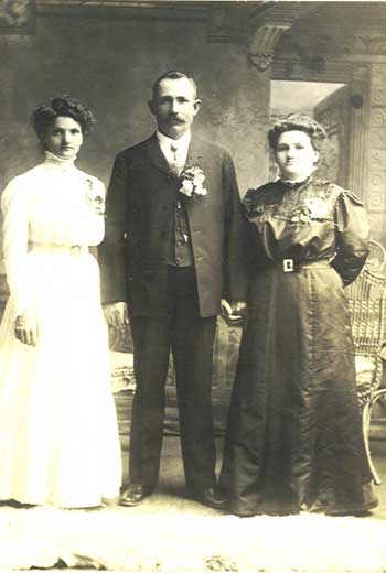 Mr & Mrs Rehak & her sister (Mrs. Oravetz).jpg